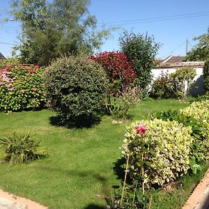 Le Jardin Des Poules Bed & Breakfast Thietreville Exterior photo