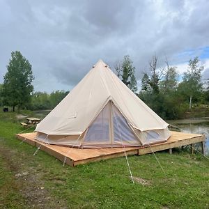 Tipi Du Pied De Loup Hotel Clerey Exterior photo