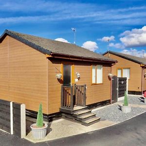 Ivy Cabin With Hot Tub Villa York Exterior photo