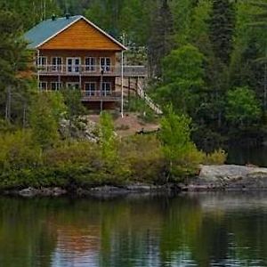 Auberge La Taniere Hotel Tadoussac Exterior photo