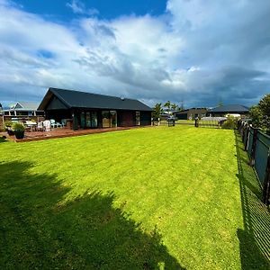 Black Beauty Retreat - Matarangi Holiday Home Exterior photo