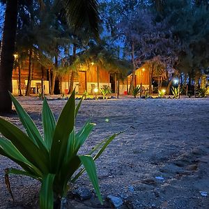 Sand Dune Beach Resort & Surf Camp Vịnh Arugam Exterior photo