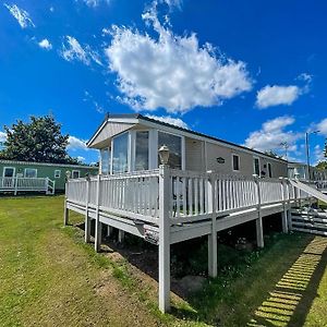 Lovely Caravan With Decking At Breydon Water In Norfolk Ref 10027Rp Hotel Belton with Browston Exterior photo