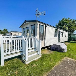 Lovely 6 Berth Caravan With Decking At Cherry Tree Park In Norfolk Ref 70320C Villa Great Yarmouth Exterior photo