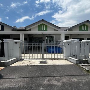 Bayu Laut Homestay Bemban Exterior photo