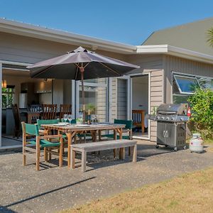 Unwind On The Fairway - Matarangi Holiday Home Whitianga Exterior photo