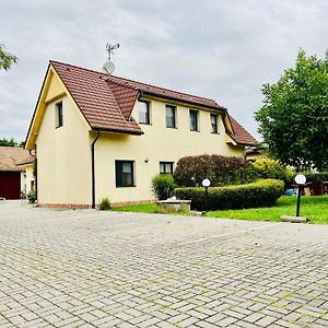 Penzion Hurka Hotel Pardubice Exterior photo