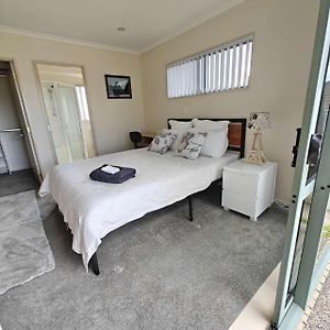 Spacious Queen Room With Private Bathroom And Access Auckland Exterior photo