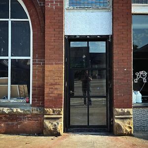 Velvet Woody - The Bonnie Parker Hotel Okemah Exterior photo