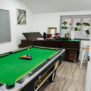 Hertford House With Garden Parking Pet Friendly Pool Room Exterior photo