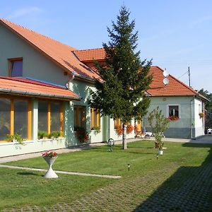 Tuende Vendeghaz Hotel Bernecebarati Exterior photo