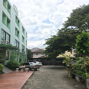 Chanmuan Resident Hotel Bangkok Exterior photo