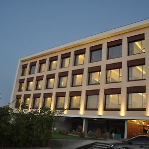 Pride Biznotel Alkapuri Ajod Exterior photo