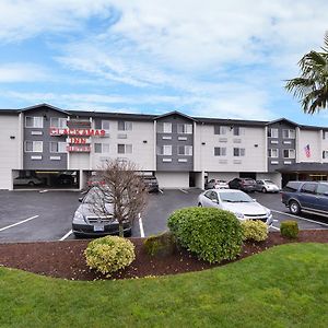 Clackamas Inn And Suites Exterior photo