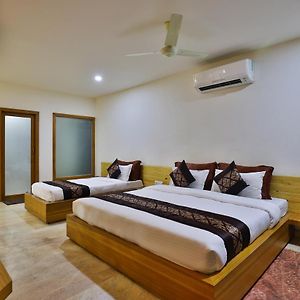 Oyo 28448 Tree Top Residency Hotel Bhuj Exterior photo