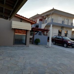 Rea'S House Vrachati Guest House Exterior photo