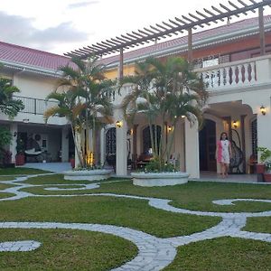 Casa Familya Hotel Batac Exterior photo