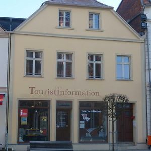 Pension & Ferienwohnung Zum Schmuckgiebel Tangermuende Exterior photo