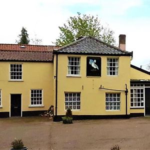 The Pelican Guesthouse Ashwellthorpe Exterior photo