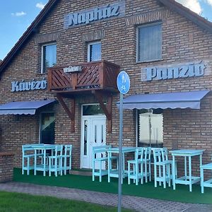 Napház Panzió Bed & Breakfast Tiszafured Exterior photo